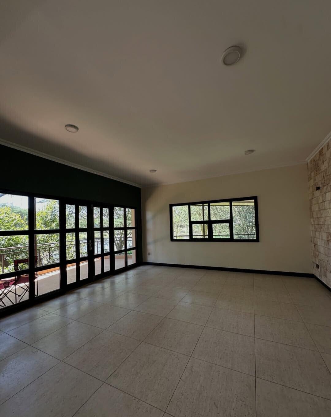 Waterfront 5-Ensuite Villa with Dam Views – Karen