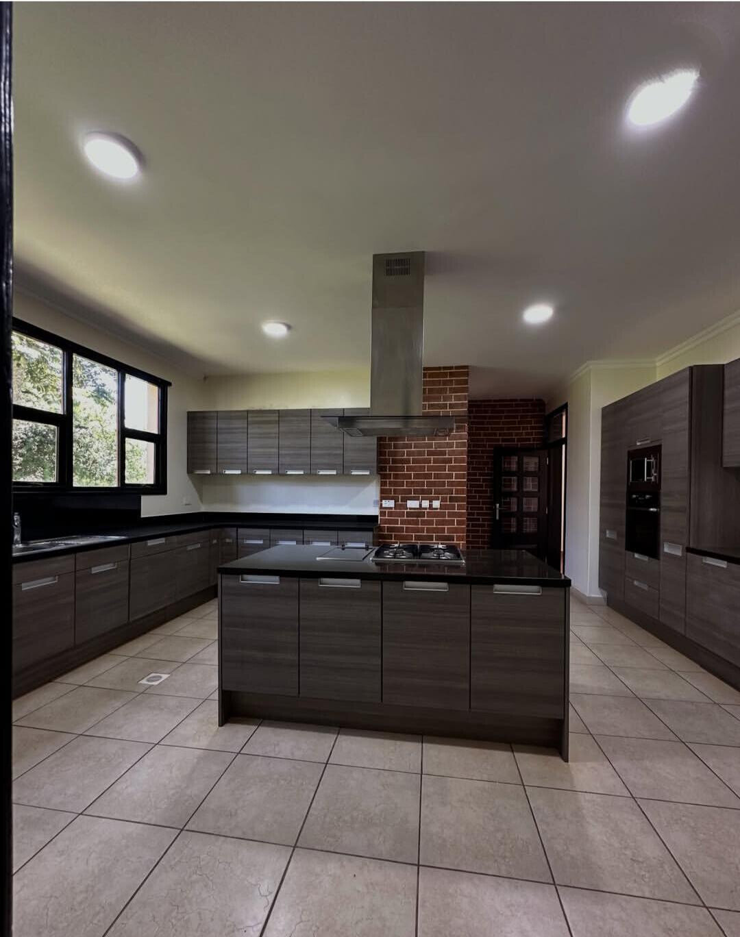 Waterfront 5-Ensuite Villa with Dam Views – Karen