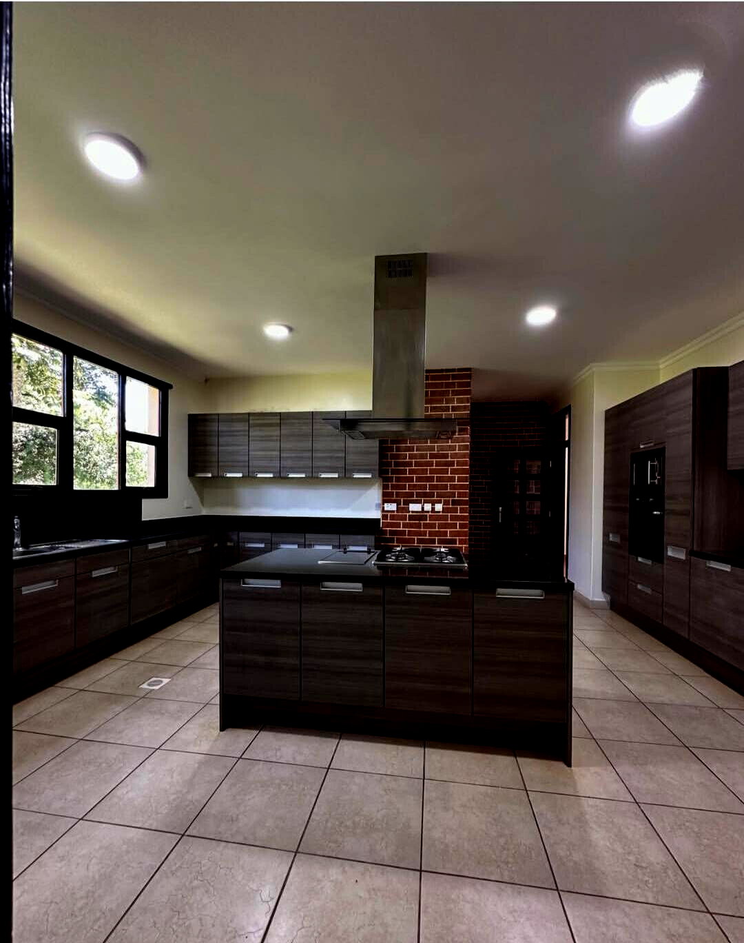Waterfront 5-Ensuite Villa with Dam Views – Karen