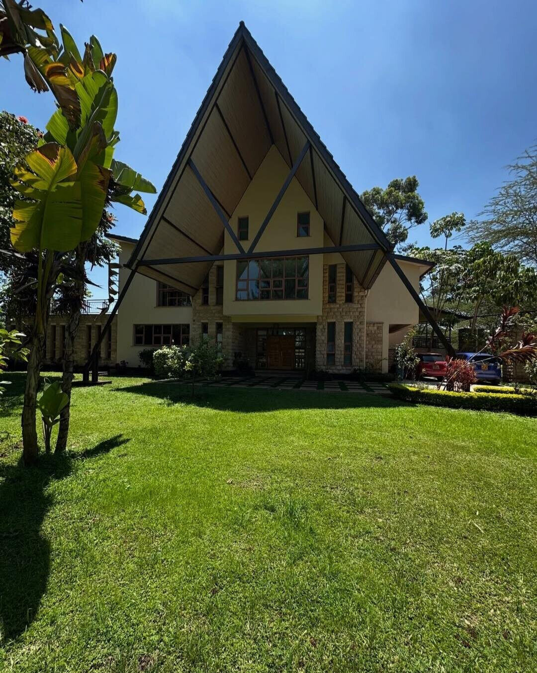 Waterfront 5-Ensuite Villa with Dam Views – Karen