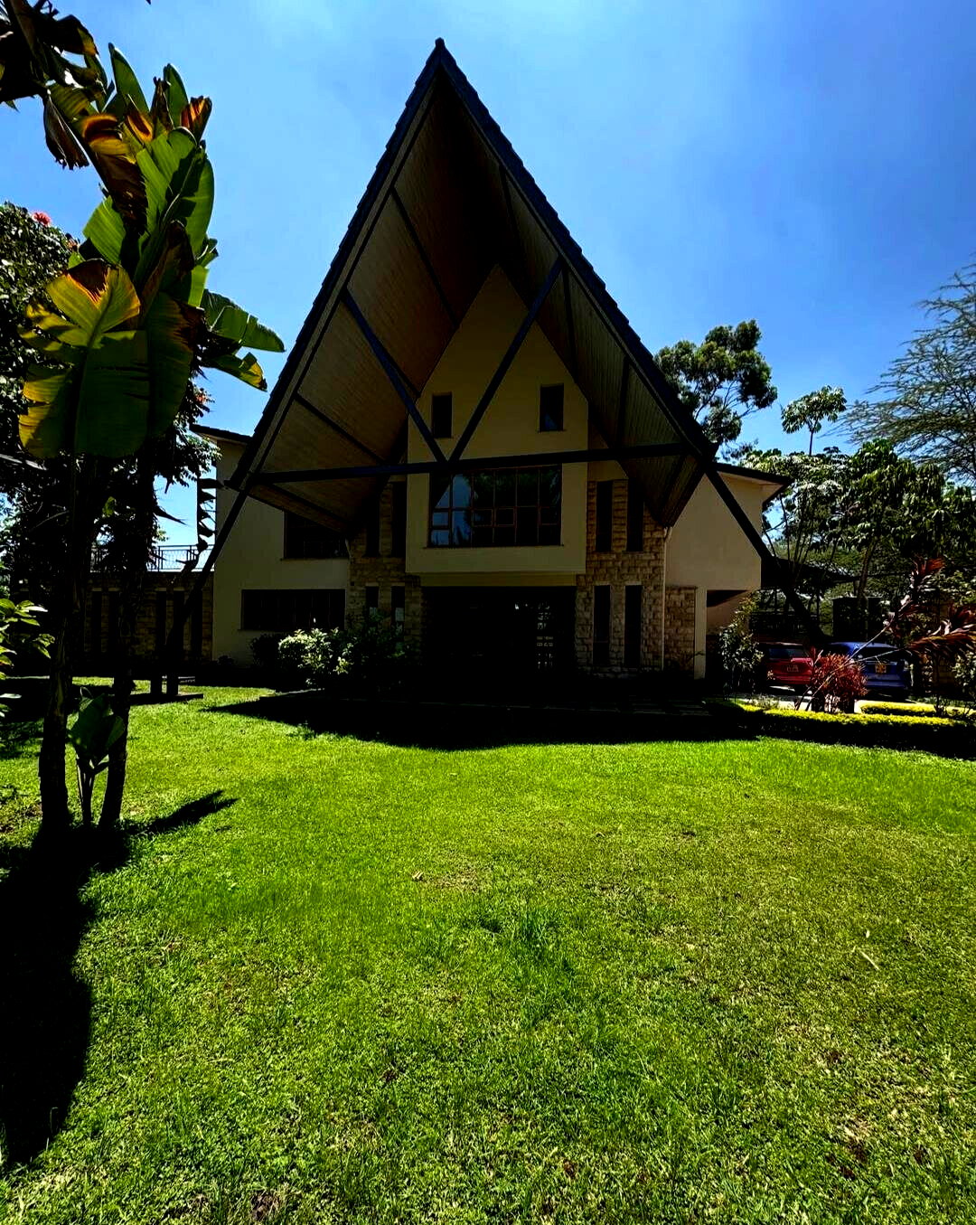 Waterfront 5-Ensuite Villa with Dam Views – Karen