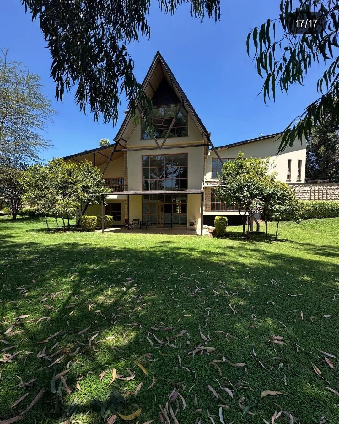 Waterfront 5-Ensuite Villa with Dam Views – Karen