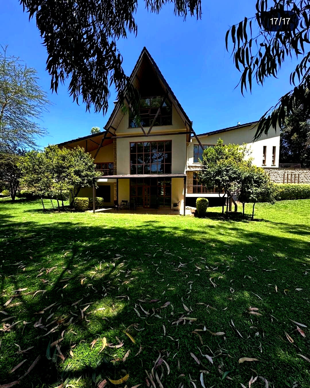 Waterfront 5-Ensuite Villa with Dam Views – Karen
