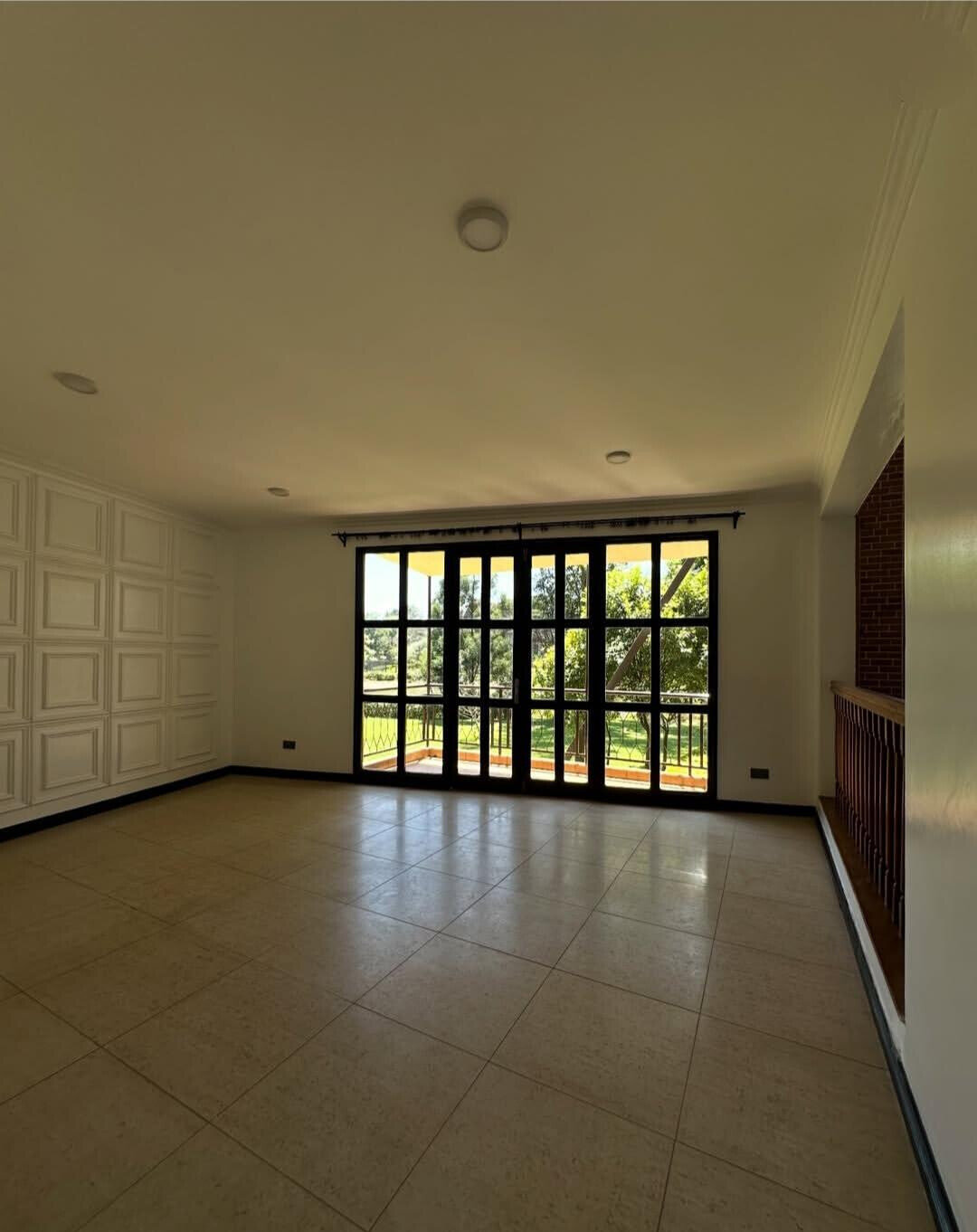 Waterfront 5-Ensuite Villa with Dam Views – Karen