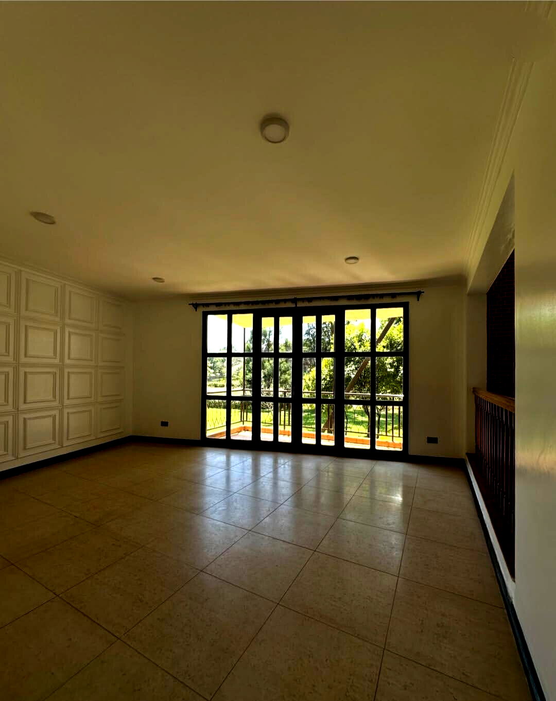 Waterfront 5-Ensuite Villa with Dam Views – Karen