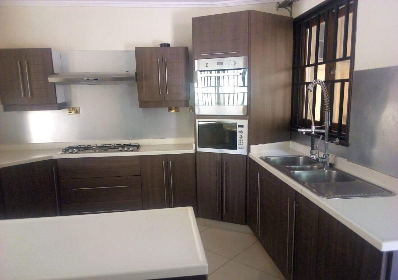 Tech-Smart 5-Bed Townhouse with Balcony Views - Spring Valley