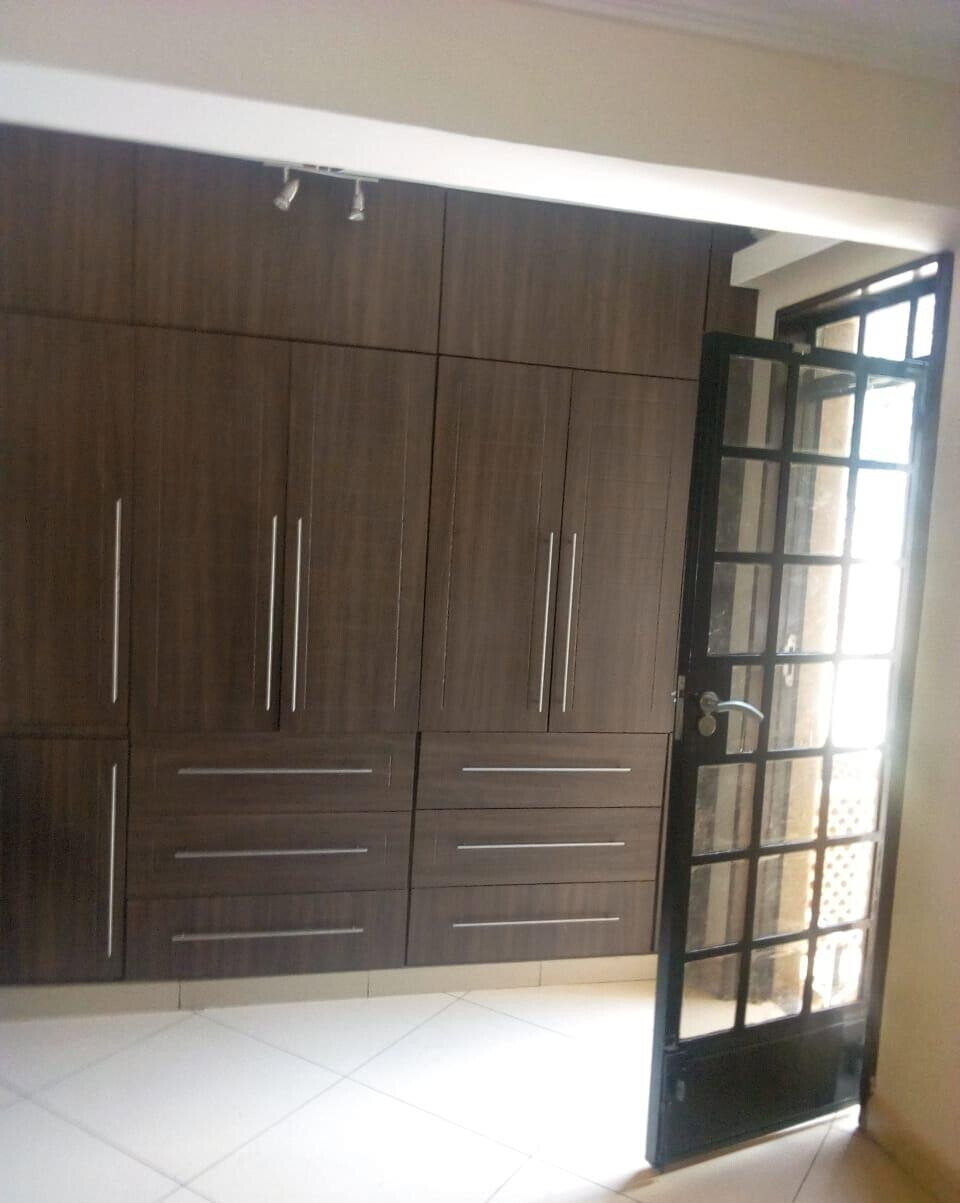 Tech-Smart 5-Bed Townhouse with Balcony Views - Spring Valley