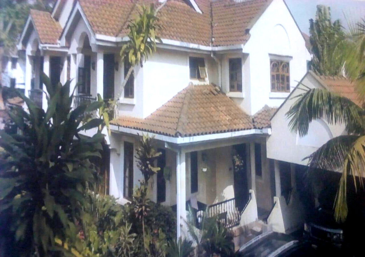 Tech-Smart 5-Bed Townhouse with Balcony Views - Spring Valley