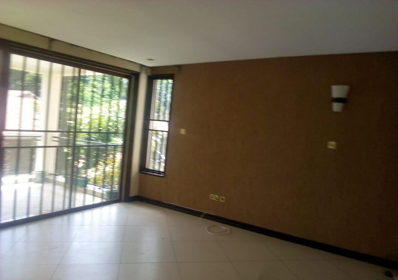 Tech-Smart 5-Bed Townhouse with Balcony Views - Spring Valley