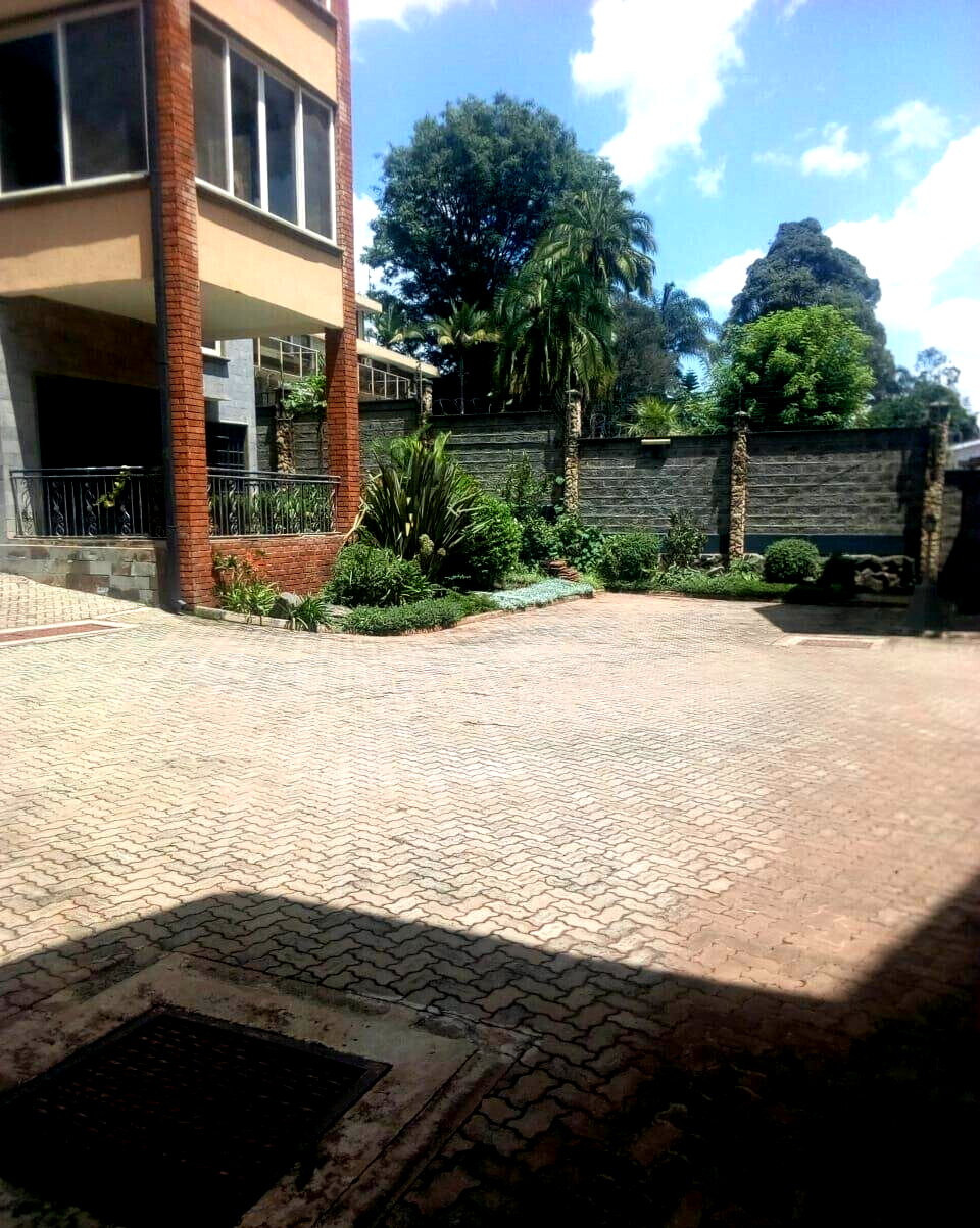 Tech-Smart 5-Bed Townhouse with Balcony Views - Spring Valley
