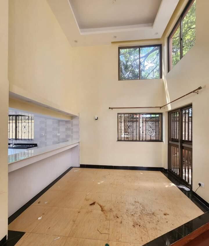 5-Ensuite Townhouse with Solar & 10,000L Water Tanks - Lavington