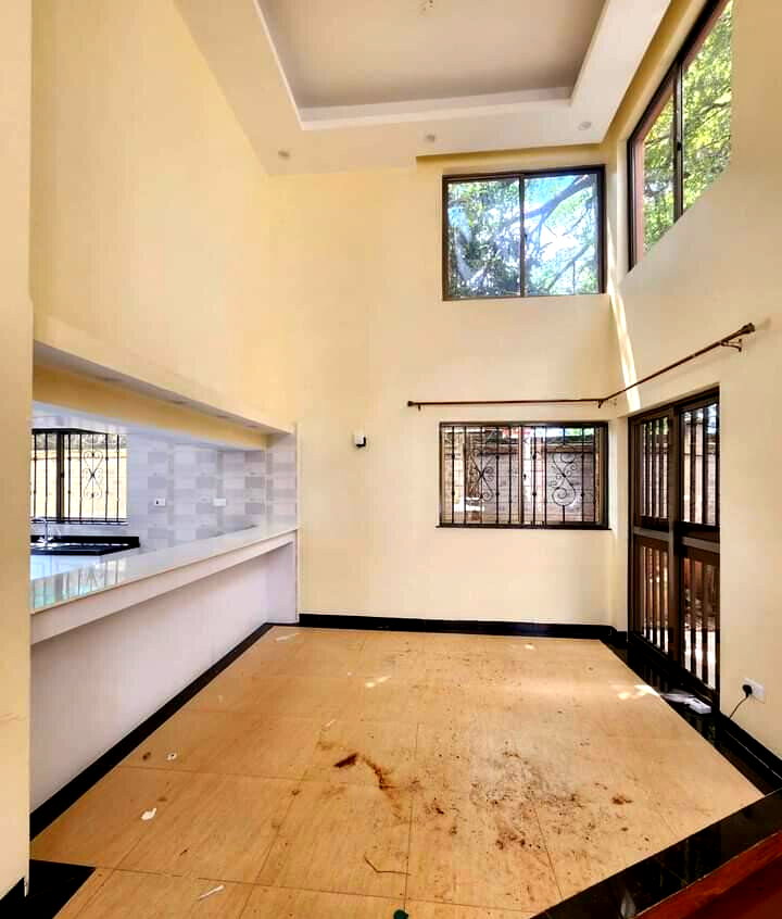 5-Ensuite Townhouse with Solar & 10,000L Water Tanks - Lavington