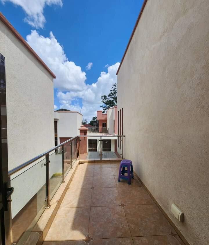 5-Ensuite Townhouse with Solar & 10,000L Water Tanks - Lavington