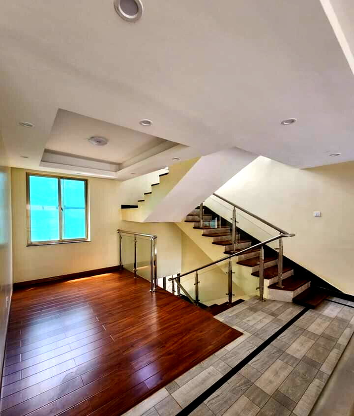 5-Ensuite Townhouse with Solar & 10,000L Water Tanks - Lavington
