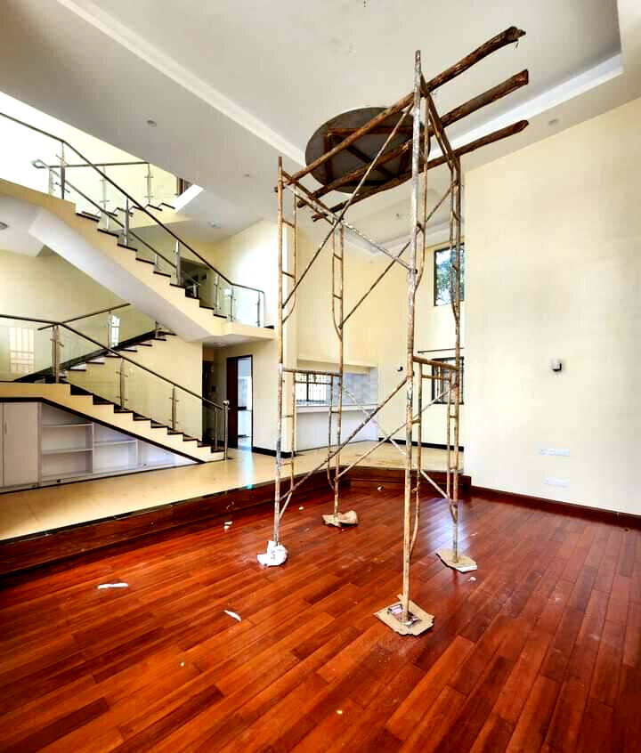 5-Ensuite Townhouse with Solar & 10,000L Water Tanks - Lavington