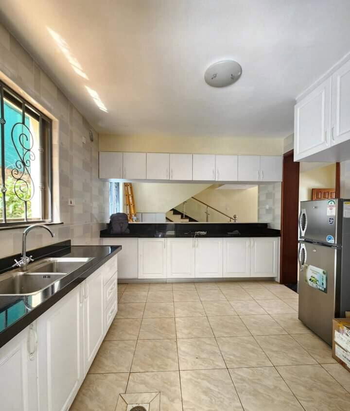 5-Ensuite Townhouse with Solar & 10,000L Water Tanks - Lavington