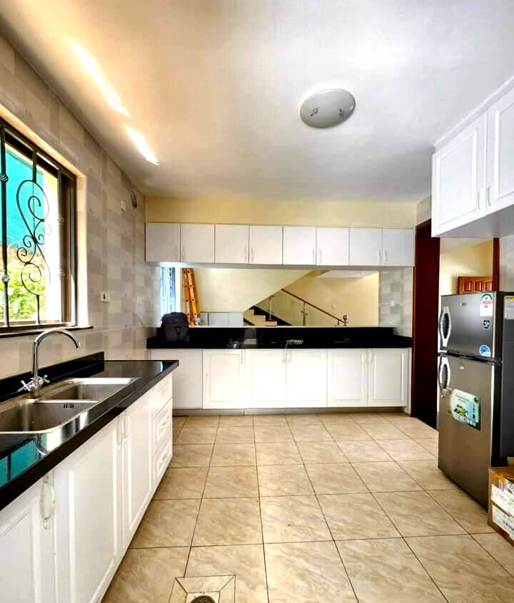 5-Ensuite Townhouse with Solar & 10,000L Water Tanks - Lavington
