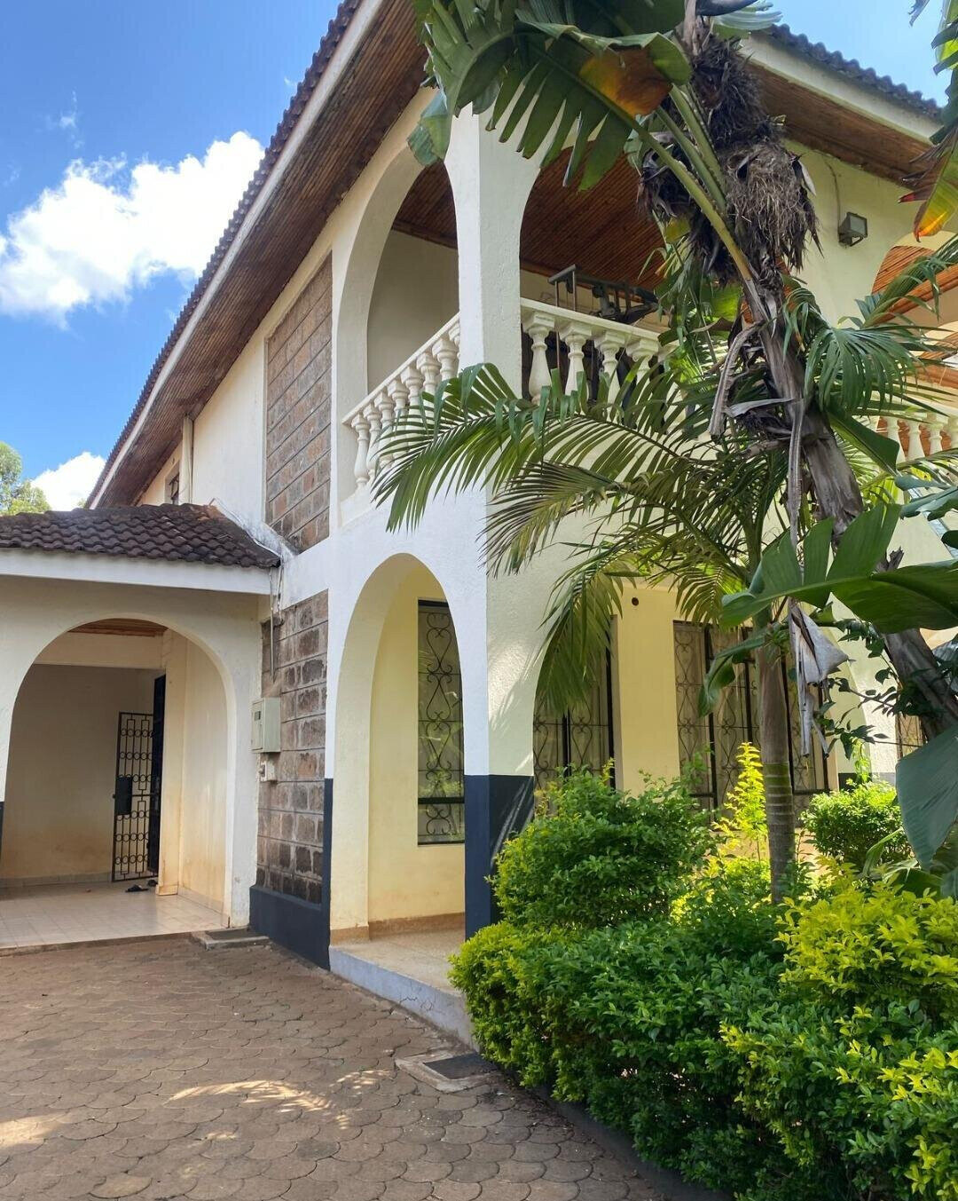 10-Bedroom Furnished Townhouse with Fireplace – Karen