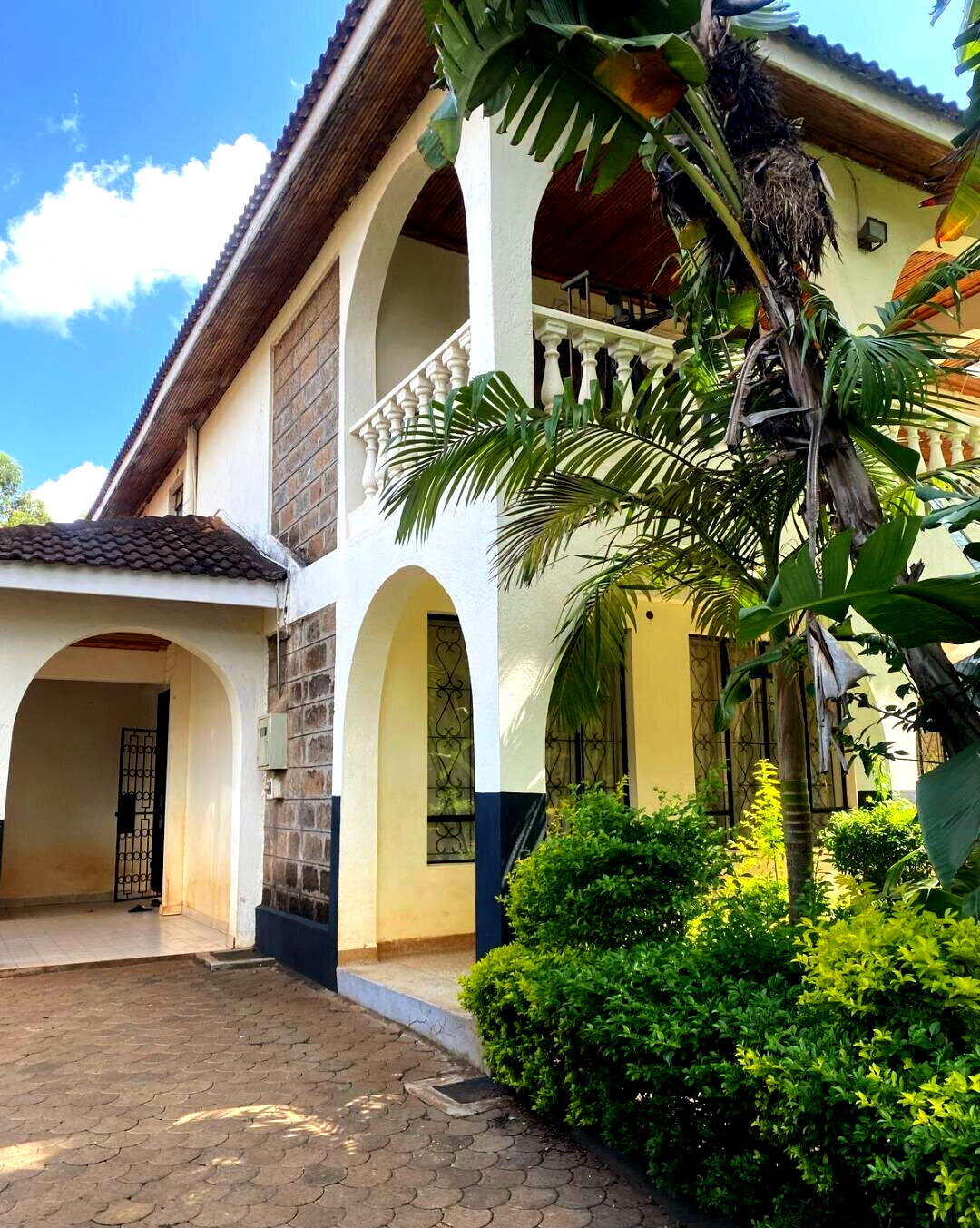 10-Bedroom Furnished Townhouse with Fireplace – Karen