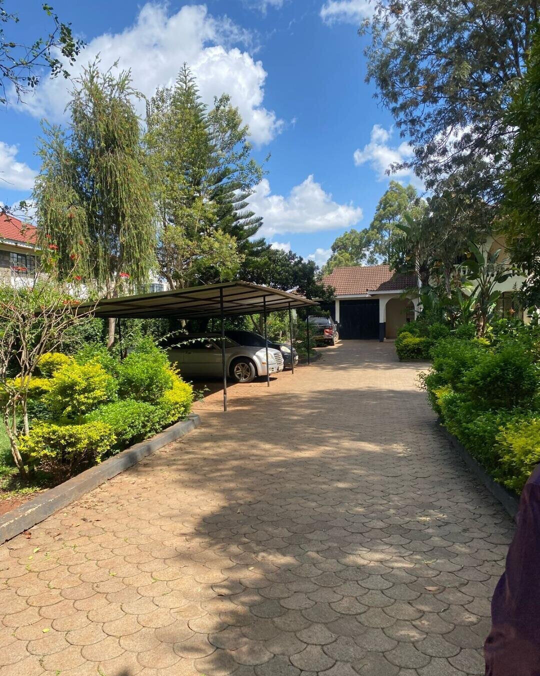 10-Bedroom Furnished Townhouse with Fireplace – Karen