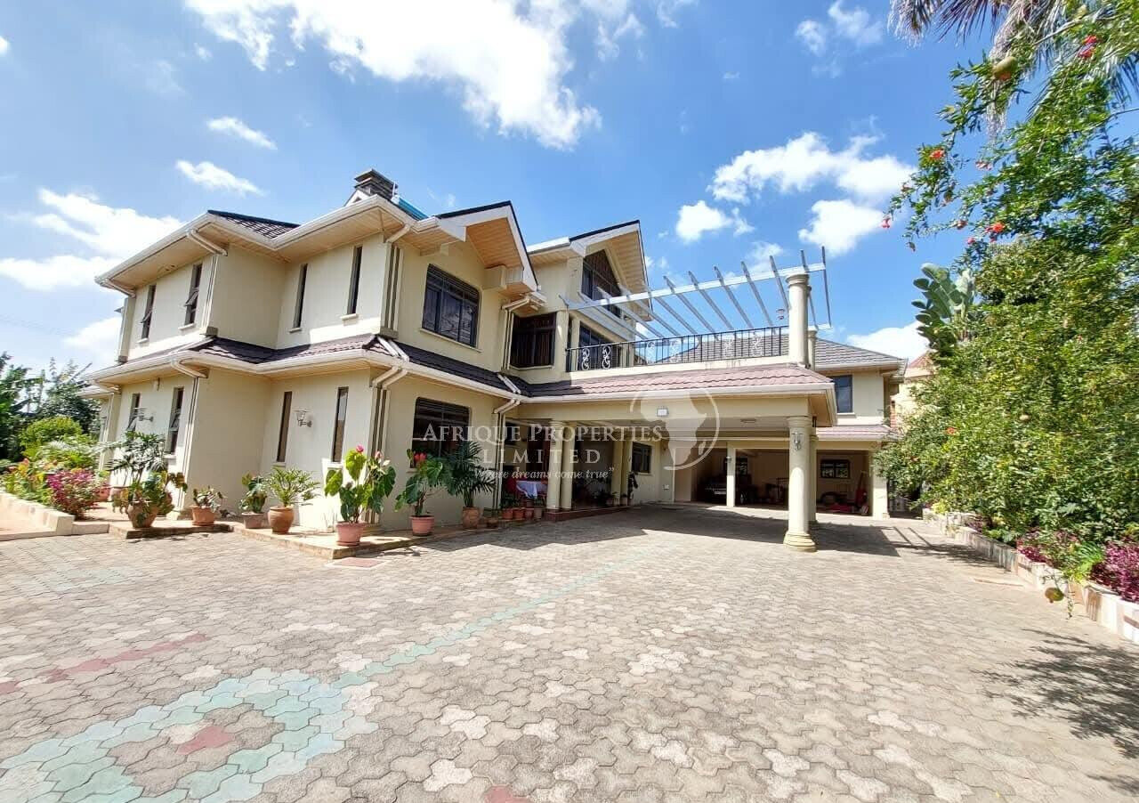 5-Ensuite Townhouse with Guest House & Gym – Karen