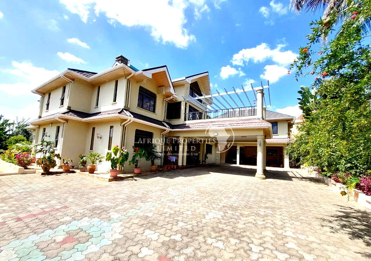 5-Ensuite Townhouse with Guest House & Gym – Karen