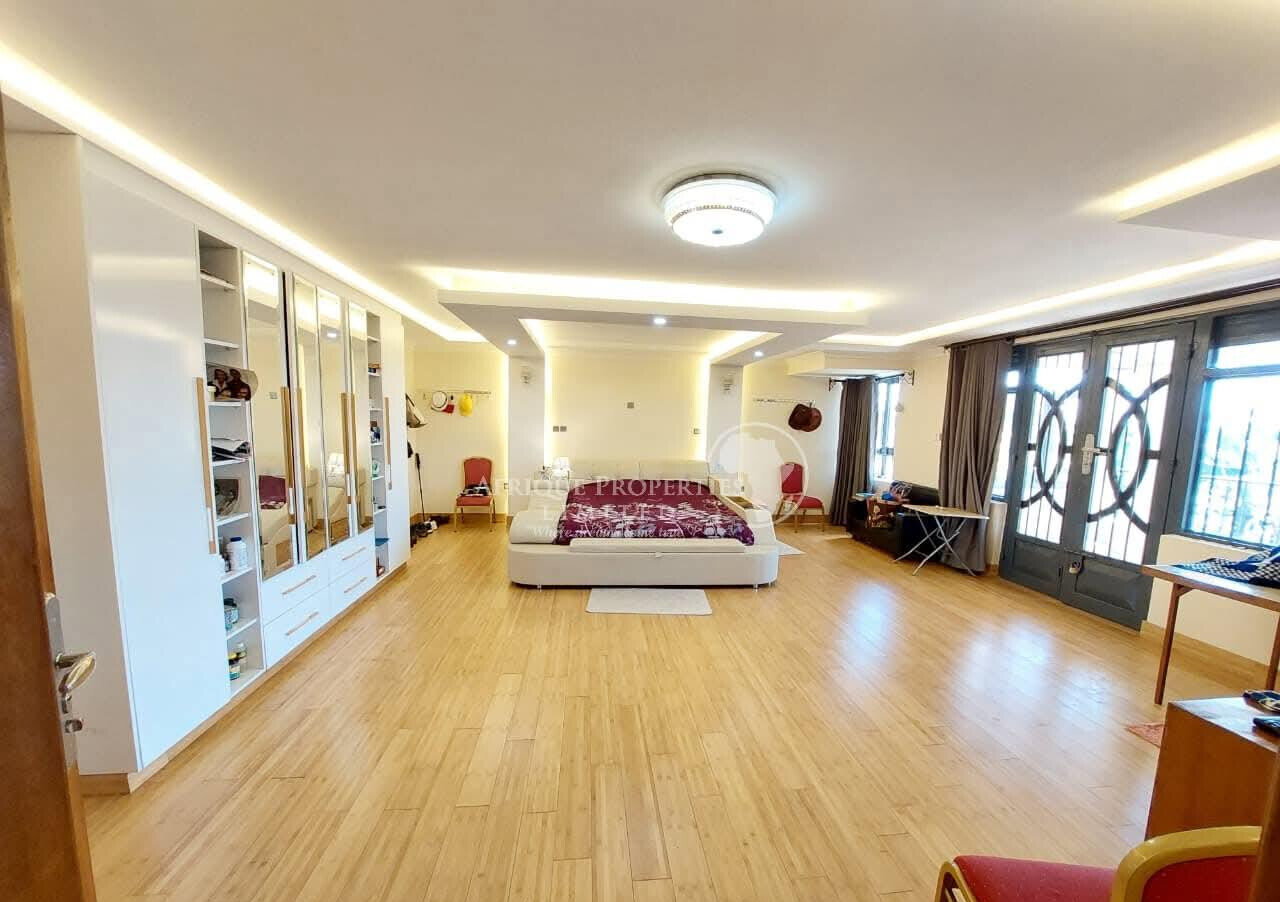 5-Ensuite Townhouse with Guest House & Gym – Karen