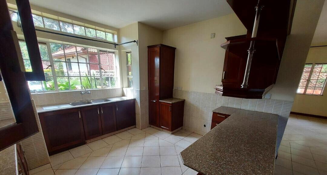 5BR All-Ensuite Townhouse with Gazebo & Lush Garden – Rosslyn