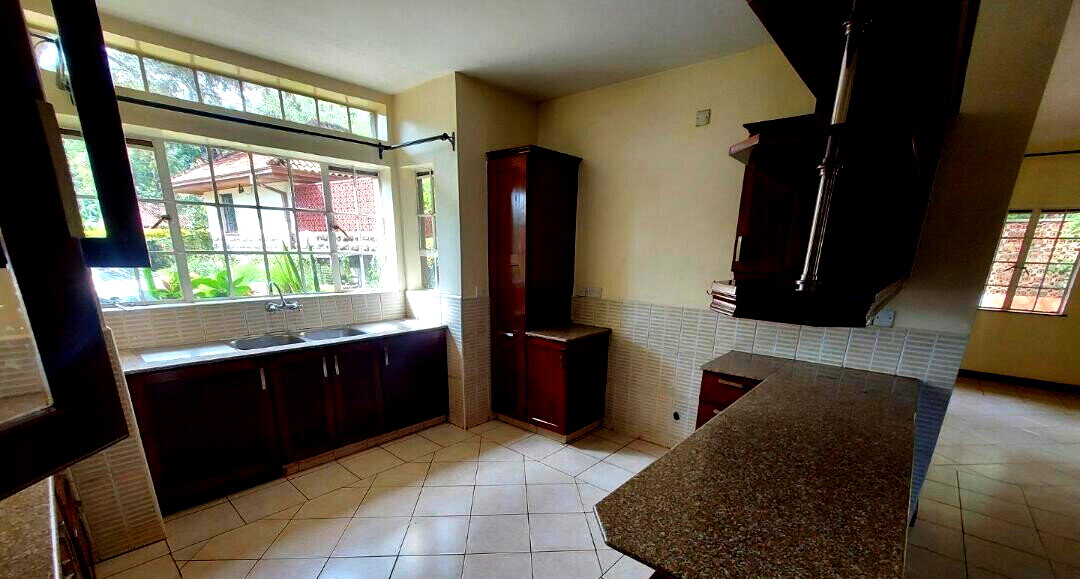 5BR All-Ensuite Townhouse with Gazebo & Lush Garden – Rosslyn