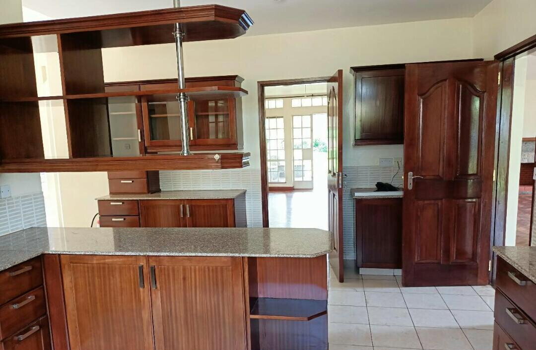 5BR All-Ensuite Townhouse with Gazebo & Lush Garden – Rosslyn