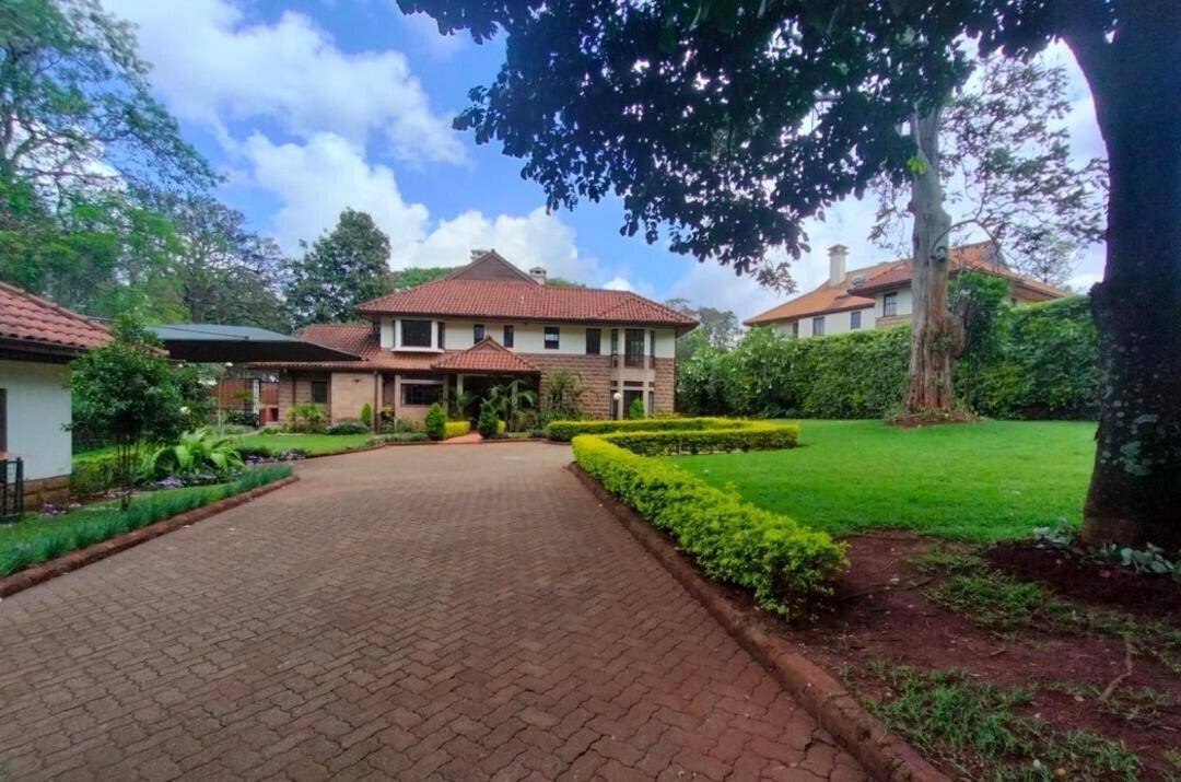 5BR All-Ensuite Townhouse with Gazebo & Lush Garden – Rosslyn
