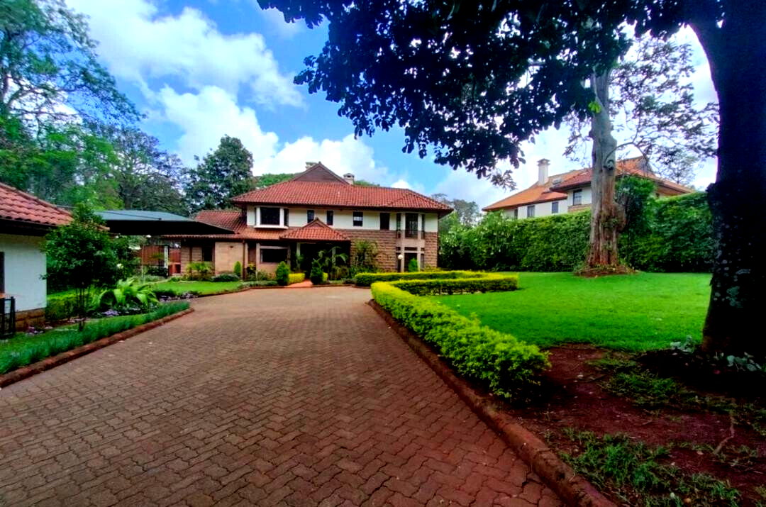 5BR All-Ensuite Townhouse with Gazebo & Lush Garden – Rosslyn