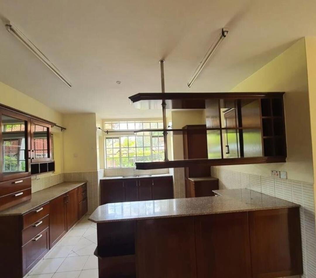 5BR All-Ensuite Townhouse with Gazebo & Lush Garden – Rosslyn