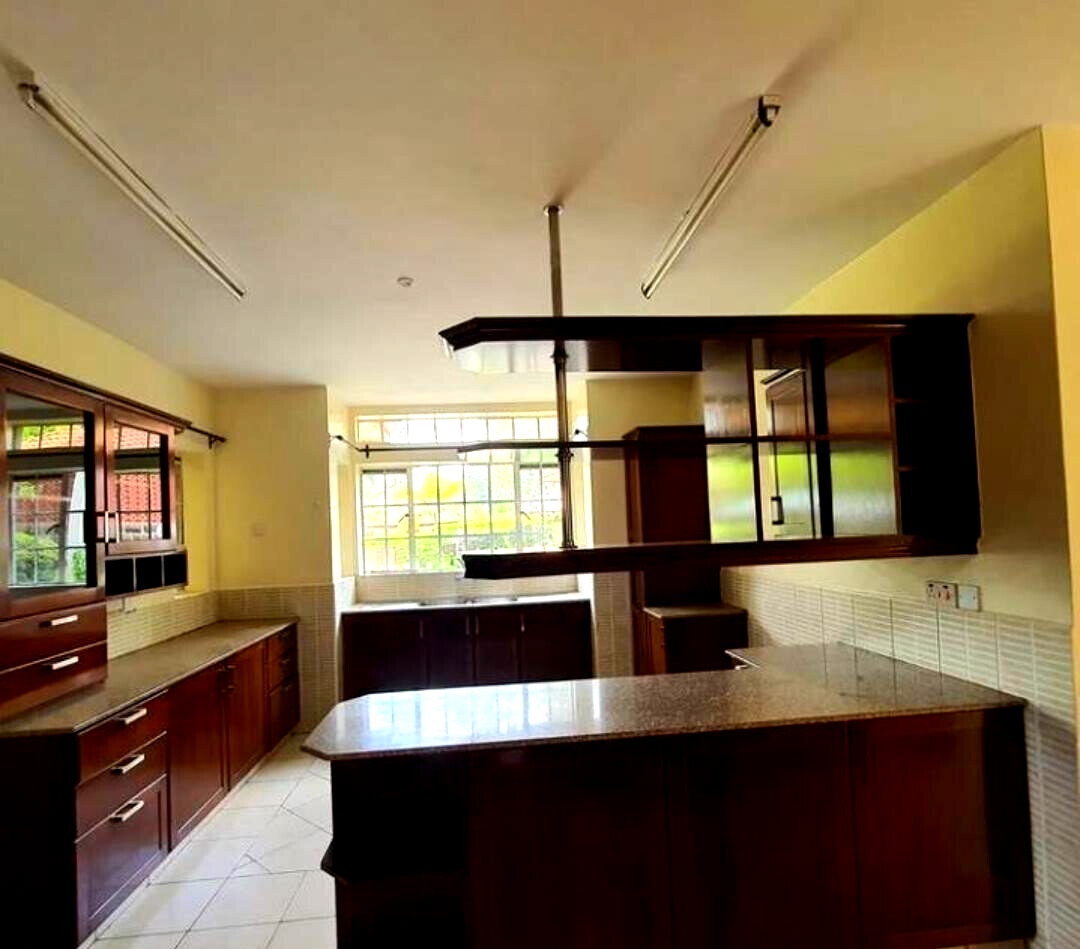 5BR All-Ensuite Townhouse with Gazebo & Lush Garden – Rosslyn