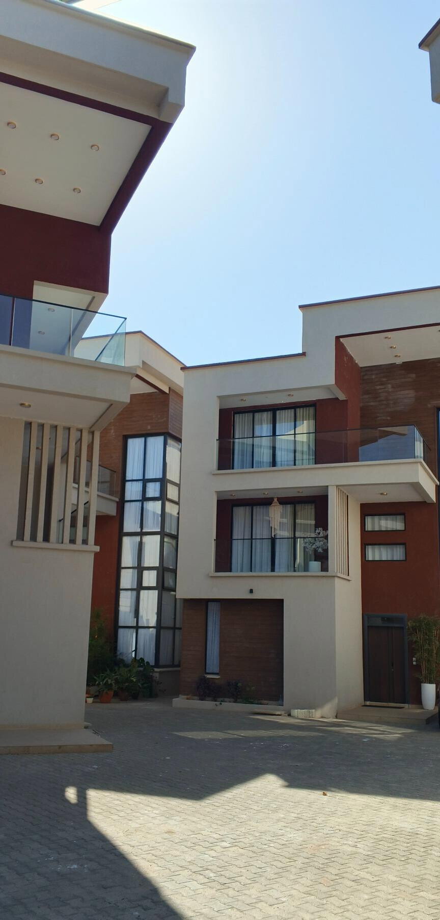 5-Bedroom Townhouse with DSQ & Private Garden - Lavington
