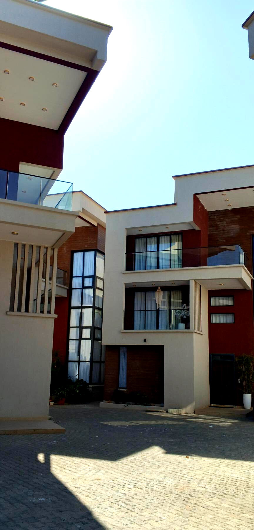 5-Bedroom Townhouse with DSQ & Private Garden - Lavington