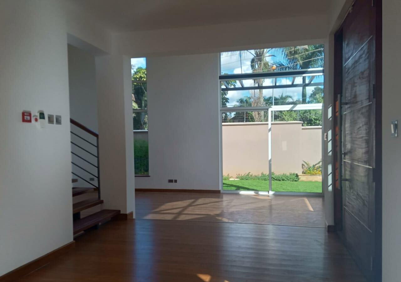 4-Ensuite Villa with Pool & Gym in Quiet Lavington Lane