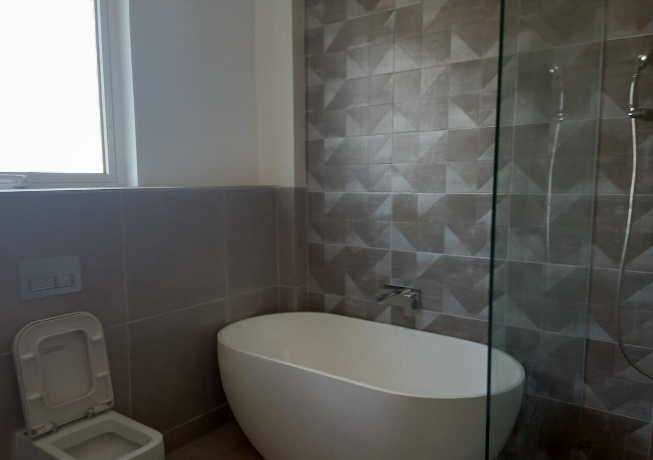 4-Ensuite Villa with Pool & Gym in Quiet Lavington Lane