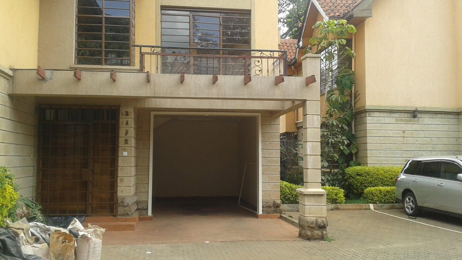 4-Ensuite Villa with Pool & Gym in Quiet Lavington Lane