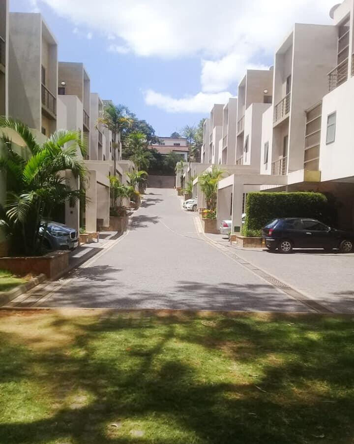 4-Ensuite Villa with Pool & Gym in Quiet Lavington Lane