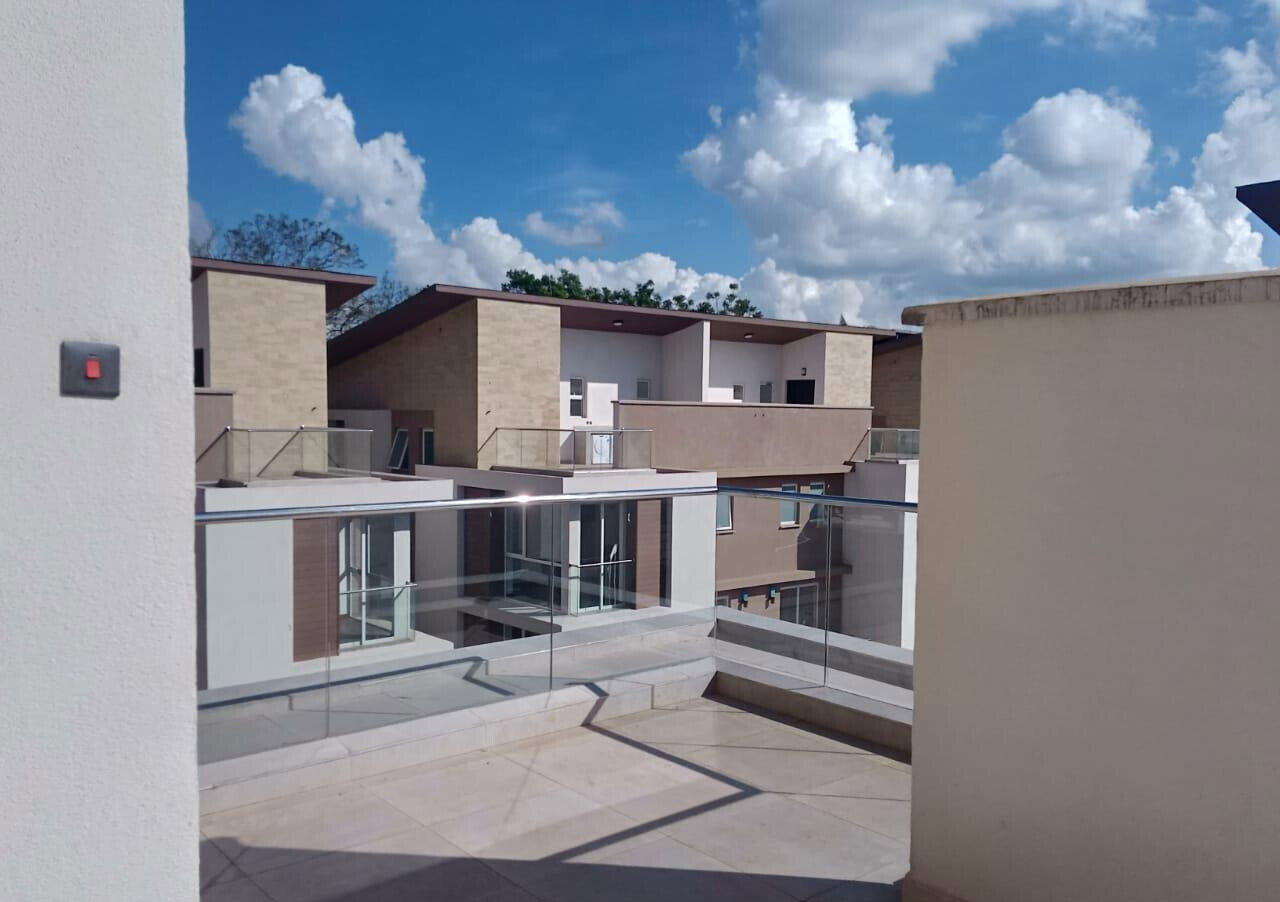 4-Ensuite Villa with Pool & Gym in Quiet Lavington Lane