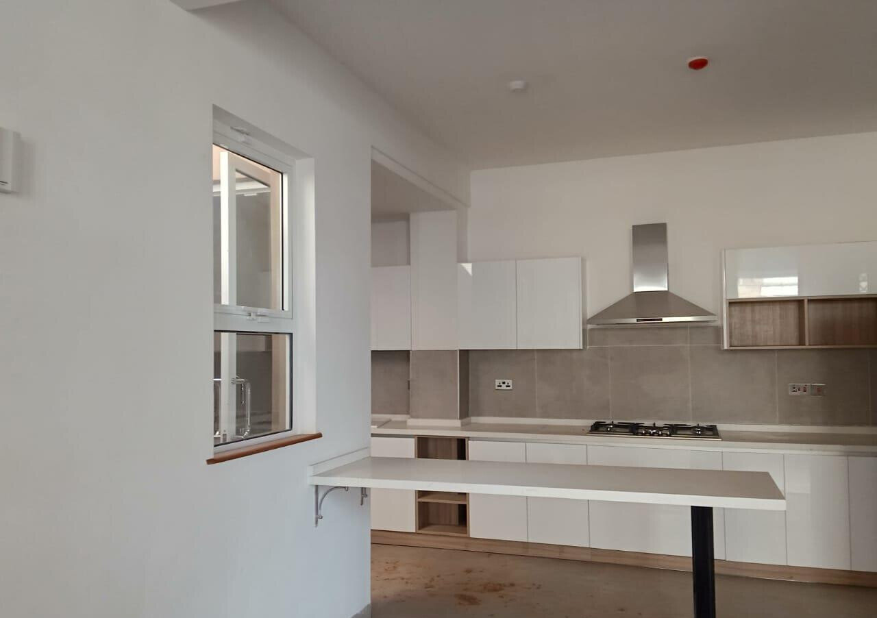 4-Ensuite Villa with Pool & Gym in Quiet Lavington Lane