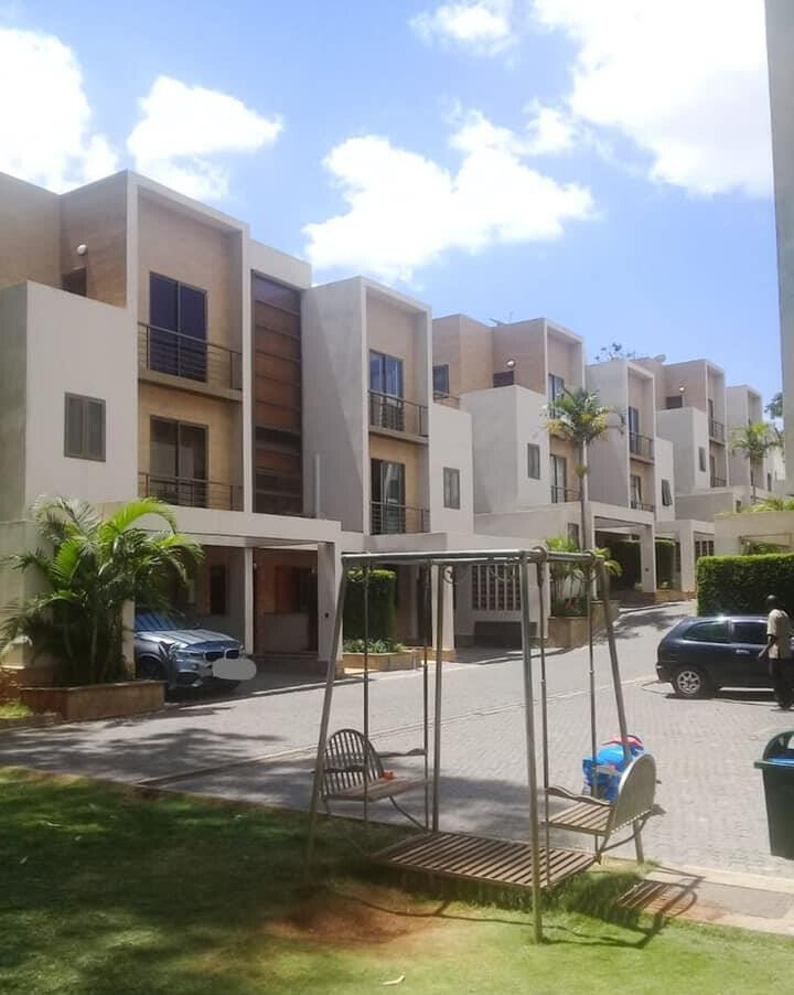 4-Ensuite Villa with Pool & Gym in Quiet Lavington Lane