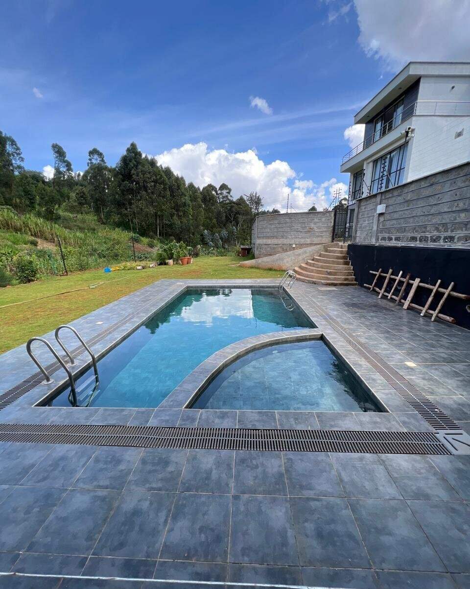4BR Apartment with Heated Pool & Riverfront Clubhouse - Kitisuru