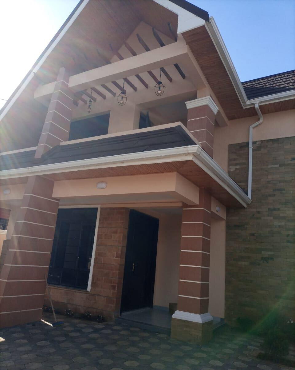 4BR All-Ensuite Townhouse with Attic Study & Fireplace - Membley