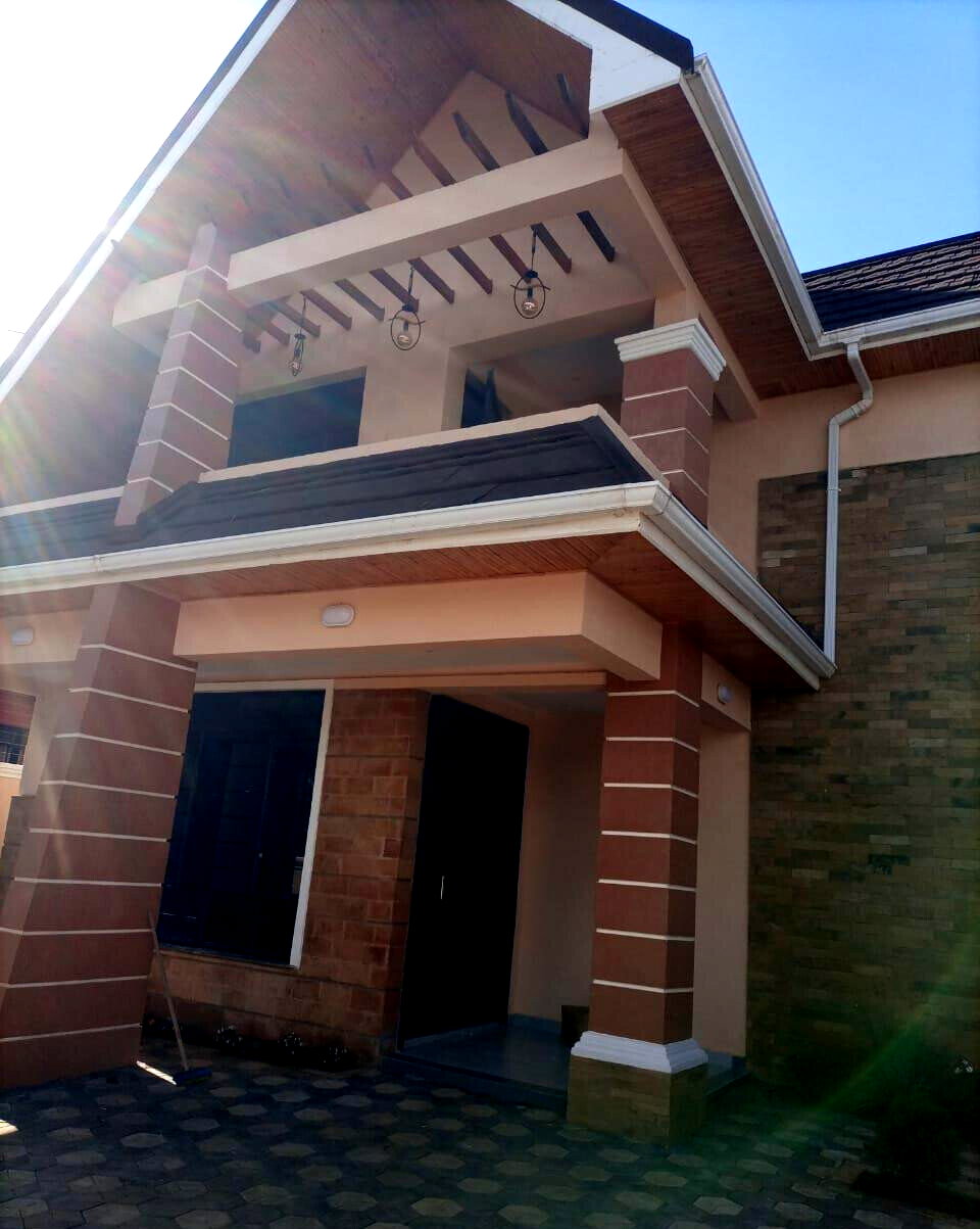4BR All-Ensuite Townhouse with Attic Study & Fireplace - Membley