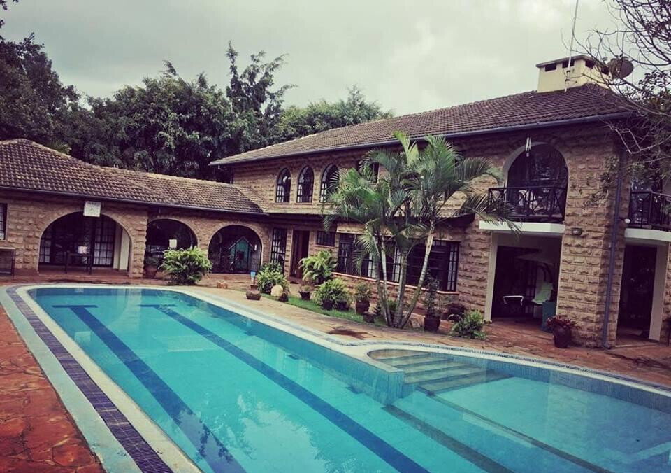 Classic 4-Bed Villa on 0.8 Acres with Hardwood Floors – Karen