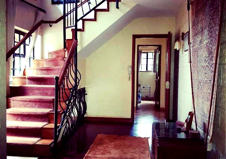Classic 4-Bed Villa on 0.8 Acres with Hardwood Floors – Karen