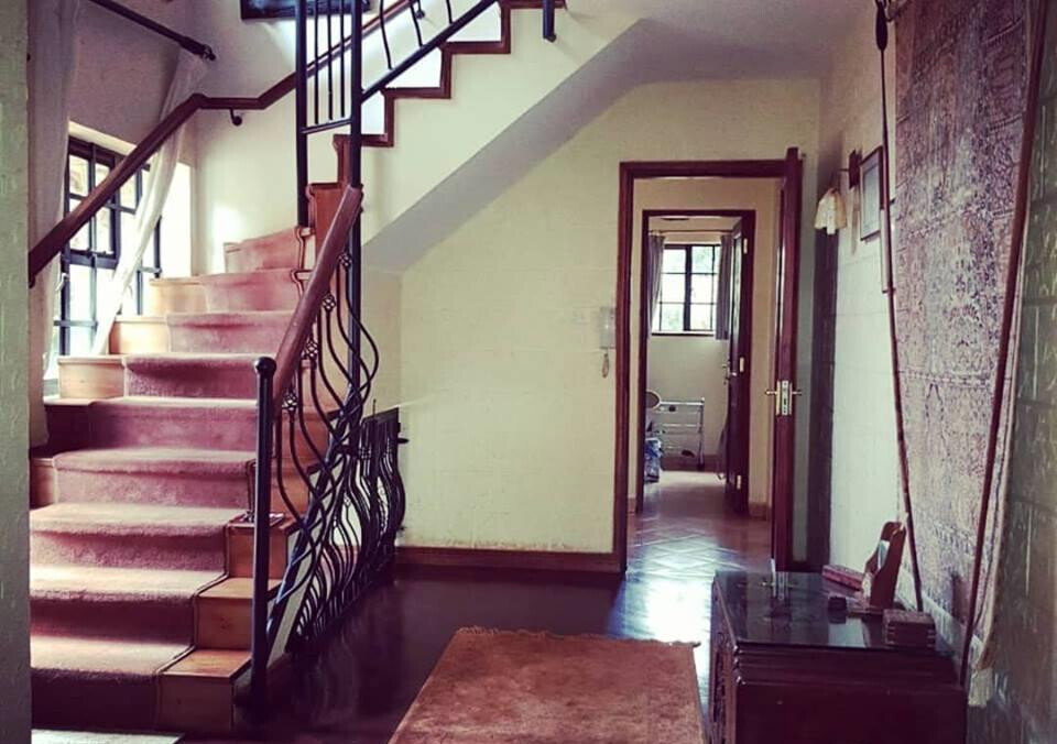 Classic 4-Bed Villa on 0.8 Acres with Hardwood Floors – Karen
