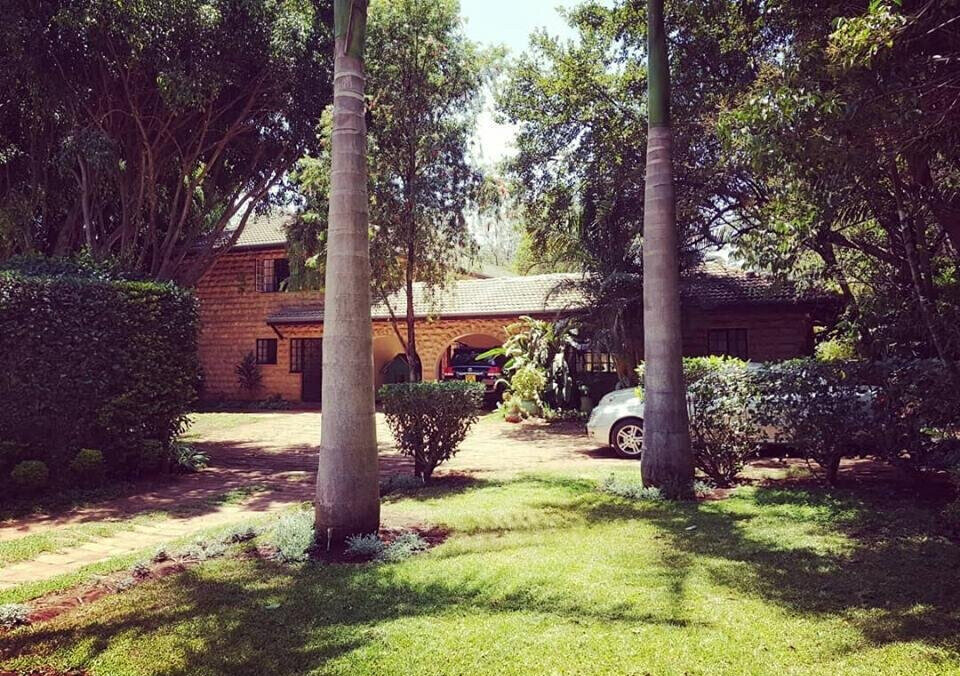 Classic 4-Bed Villa on 0.8 Acres with Hardwood Floors – Karen
